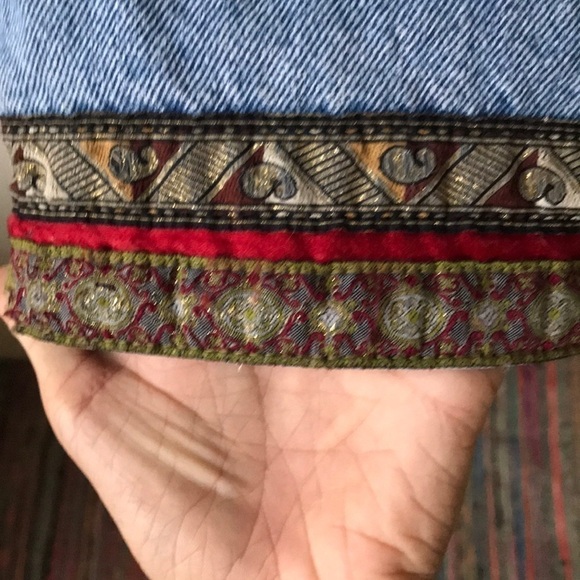VTG 90s crop jeans with fabric embellishments - Picture 3 of 4